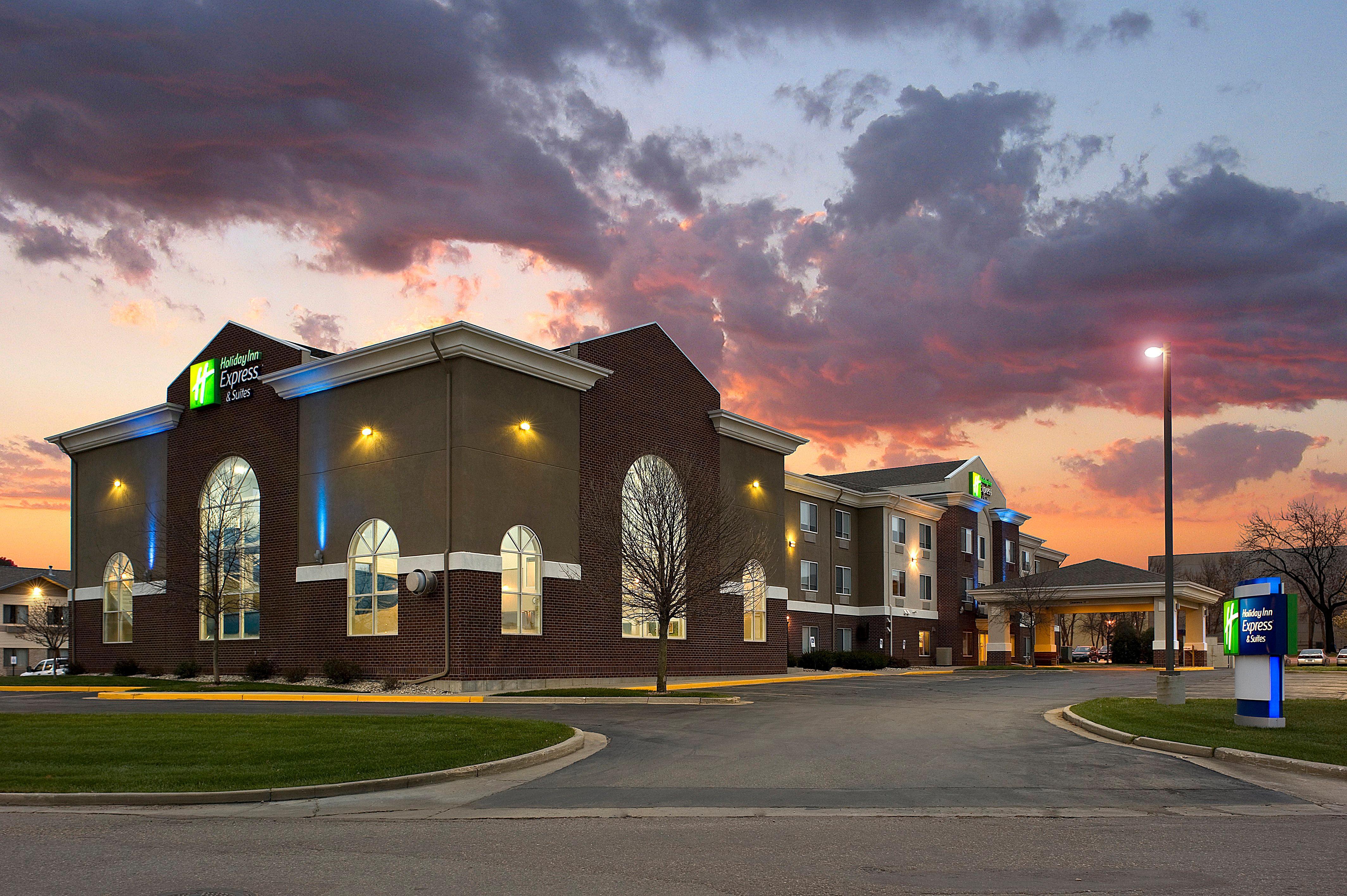 Holiday Inn Express Hotel & Suites Brookings By Ihg Exterior photo